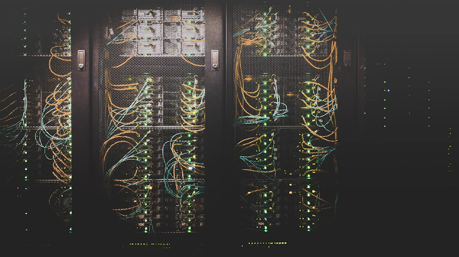 Corredor de servidores iluminado em um data center moderno